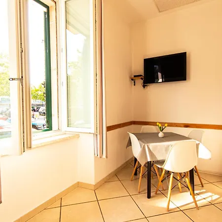 Le Petit, Near Theatre & Daire *