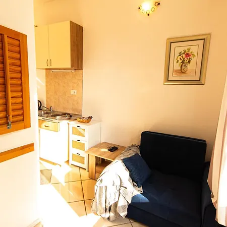 Le Petit, Near Theatre & Apartment Split